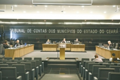 Sessão de ontem do Pleno do TCM foi presidida pelo conselheiro Manoel Veras. Domingos Filho foi a Brasília buscar meios para manter o órgão