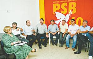 O governador Cid Gomes se reuniu ontem à noite com aliados para decidir o futuro do grupo no PSB. O prefeito Roberto Cláudio e o deputado José Albuquerque participam hoje de uma reunião da executiva nacional em Brasília 