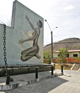 O dia 25 foi escolhido por ser a data da abolição. A Vila do Acarape, atual município de Redenção (foto), libertou os escravos um ano antes do Ceará 