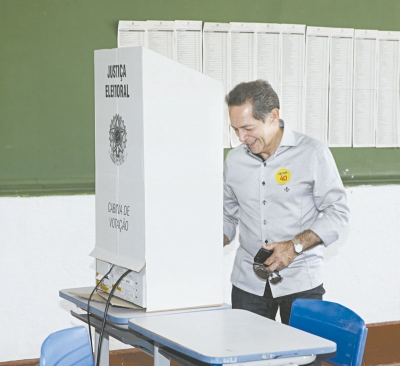 Em uma escola no Centro, Heitor foi o primeiro dos postulantes a prefeito a votar. Ele esteve com Dimas Oliveira, seu candidato a vice 