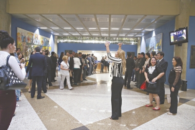 Integrantes da Defensoria Pública do Estado nas proximidades da entrada do plenário da Assembleia, por onde passam os deputados que vão participar da sessão. Eles pediam apoio para aprovação da matéria 