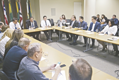 Em maio passado, deputados estaduais cearenses, provocados pelo Diário do Nordeste, discutiram a estratégia de cobrar das autoridades do Judiciário e do Ministério da Integração uma solução para a continuidade das obras