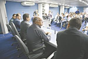 Representantes da Associação dos Prefeitos do Ceará, da Confederação Nacional dos Municípios (CNM) e gestores de cerca de 60 cidades conversaram, ontem, com o presidente da AL, Zezinho Albuquerque, em busca de diálogo