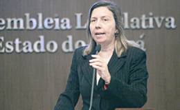 A deputada Rachel Marques acredita que essas mensagens foram possíveis pela luta dos professores, lembrando da greve de 2011