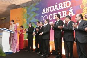 A presidente do Grupo de Comunicação O POVO, Luciana Dummar, discursa durante o lançamento da edição 2015-2016 do Anuário do Ceará