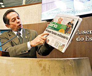 Deputado Heitor Férrer exibe capa do Diário do Nordeste, do último domingo, com a manchete sobre a criação do Fundo para o TCM