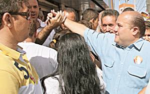 Roberto Cláudio intensifica as caminhadas nesta última semana de campanha e sua equipe de apoio se dividirá nas visitas de forma a estarem ao mesmo tempo em vários locais da cidade. Aqui, ele visita a feira de Messejana