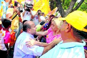 Prefeiturável fez corpo-a-corpo com populares, ao som de marcinha de Carnaval