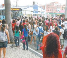 Dezenas de pessoas fazem protesto desde quarta-feira; muitas acampam na Assembleia e prometem ficar até serem recebidos por Cid