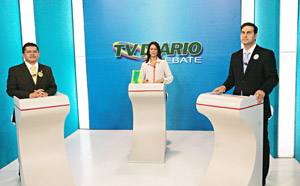 Candidatos Valdetário Monteiro, atual presidente da Ordem e Erinaldo Dantas , postulantes a presidente da secção cearense da OAB- Ceará, no estúdio da TV Diário, ontem, no debate que foi mediado pela jornalista Márcia Thé