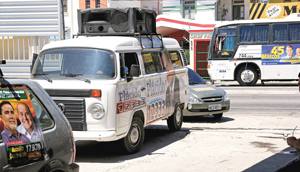 O ônibus do candidato Marcos Cals, para servir de comitê ambulante, havia sido inaugurado na última semana e foi alcançado pelos fiscais da propaganda eleitoral ontem pela manhã. Já foi liberado, mas não poderá circular como está