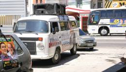 O ônibus do candidato Marcos Cals, para servir de comitê ambulante, havia sido inaugurado na última semana e foi alcançado pelos fiscais da propaganda eleitoral ontem pela manhã. Já foi liberado, mas não poderá circular como está