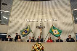 A jornalista Luciana Dummar (e) e autoridades do estado participaram do lançamento do livro