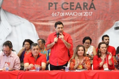 Francisco de Assis Diniz, falando ao microfone, reeleito após longa negociação entre tendências durante os dois dias do evento