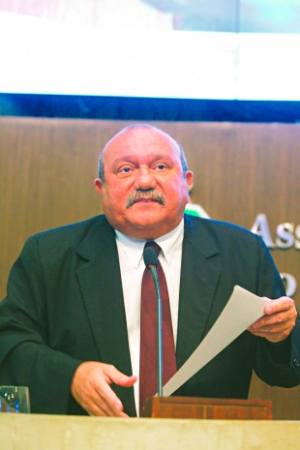 O deputado Fernando Hugo (SDD) subiu à tribuna da Assembleia Legislativa, ontem para dizer que o Partido dos Trabalhadores (PT) quer instalar uma ditadura no Brasil com a aprovação de decreto da presidente Dilma Rousseff, que determina a participação dos movimentos sociais na definição das políticas públicas do País. Ele disse que a agremiação petista chegou a defender a censura da imprensa, e lembrou que tal decreto presidencial determina que a administração direta e indireta do Brasil seja feita por conselhos.  Estranhamente, a líder do PT na Casa, a deputada Rachel Marques, era quem iria fazer o uso da palavra, mas segundo informou a presidência da sessão, a petista cedeu o tempo para Hugo fazer seu pronunciamento, que foi, justamente de críticas ao partido dela. Para ele, o decreto da presidente determina que os conselhos serão ou comandados ou ligados ao Partido dos Trabalhadores, o que causa preocupação, visto que muitos movimentos sociais são ligados à sigla.  &quot;Já já não precisaremos do Congresso. As matérias não terão mais necessidade de vir para cá porque o decreto da presidente Dilma dá condições de que os movimentos sociais, nos conselhos, atrelados a cada secretaria, possam resolver da forma e do modo como quiser&quot;, criticou.  Segundo ele, não há como deixar de se fazer uma análise crítica do decreto presidencial, pois, conforme disse, a ação é semelhante ao que foi feito na Rússia e em Portugal, assim como Fidel Castro, em Cuba, e Hugo Chavéz, na Venezuela.    &quot;O PT, mesmo derrotado nas urnas, terá o comando do País&quot;, apontou. Thiago Campelo (SDD) afirmou que esse decreto tem causado uma preocupação a todos os juristas do Brasil, pois, &quot;viola&quot; atribuições do Congresso Nacional. &quot;Esse decreto nos causa grande preocupação&quot;.  A deputada Rachel Marques (PT), no Segundo Expediente, questionou as falas do deputado Fernando Hugo, e perguntou se o parlamentar tinha &quot;medo do povo&quot;, uma vez que ele é contra o decreto que autoriza a participação popular nos mecanismos do Poder Público. Segundo ela, diversas conferências têm sido realizadas em todo o País garantindo a participação da sociedade nas discussões do Governo. &quot;Essa proposição é totalmente coerente com o que está preconizado na Constituição de 1988&quot;.