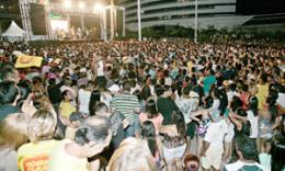 Eleitores de Roberto Cláudio, na festa realizada ontem à noite, em frente ao comitê central da campanha, para comemorar a vitória dele para a Prefeitura de Fortaleza, no segundo turno da disputa encerrada no domingo, 28 de outubro