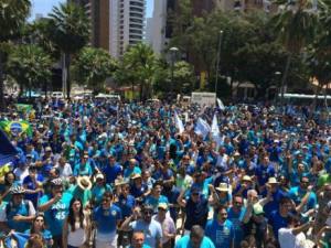 Praça Portugal foi tomada por pessoas vestidas de azul e que se dizem apoiadores da candidatura de Aécio Neves (PSDB)