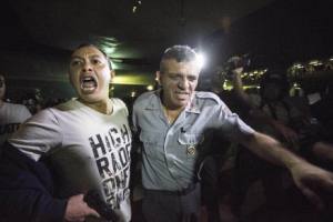 Coronel estava só quando foi agredido por manifestantes e teve que ser retirado por seu motorista usando uma arma