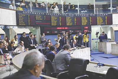 Durante a votação, a matéria gerou protestos de parlamentares, representantes da OAB-CE e promotores que estavam nas galerias da Casa