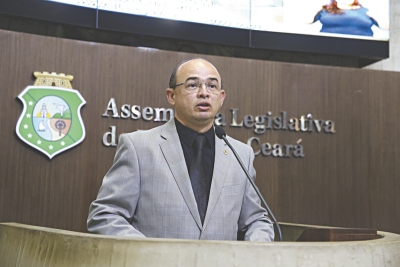 Sérgio Aguiar voltou ontem à Assembleia, pela primeira vez após ter perdido a disputa pela presidência da Casa, na semana passada 