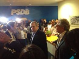 Tasso Jereissati participou ontem de encontro do PSDB e, após pressão, admitiu que pode disputar vaga ao Senado