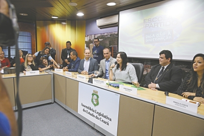 Audiência pública, realizada na AL em 2 de outubro, reuniu a deputada estadual Silvana Oliveira (PMDB), o deputado federal Eduardo Bolsonaro (PSC-RJ) e vereadores da Capital favoráveis ao projeto chamado de &quot;escola sem partido&quot;