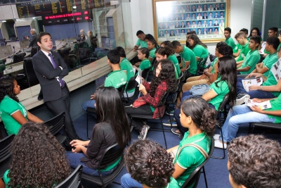 Estudantes da Escola de Ensino Médio Carneiro de Mendonça partcipam do projeto O Parlamento e sua História