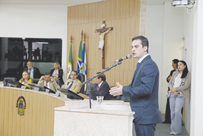 Candidato Capitão Wagner, ontem, no plenário da Câmara Municipal, falando para os vereadores de Fortaleza sobre suas propostas 