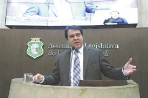 O líder do Governo na Assembleia, Evandro Leitão, foi à tribuna na Assembleia detalhar o projeto do Governo de reestruturação das regiões 