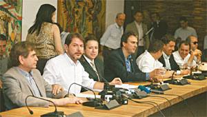 Governador Cid Gomes entre o presidente da Assembleia, José Albuquerque e o vice-governador Domingos Filho, no anúncio dos novos secretários