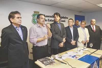  Na manhã de ontem, durante solenidade na Assembleia Legislativa, os deputados federais do Ceará Adail Carneiro e Macedo oficializaram adesões ao PP, atualmente o terceiro maior partido da Câmara, com 51 parlamentares 