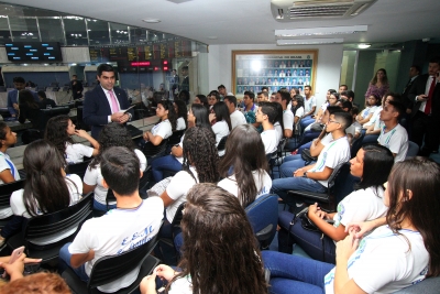 Deputados Queiroz Filho recebeu os alunos da Escola de Ensino Médio Padre Coriolano no projeto O Parlamento e sua História