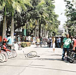 Trabalhadores realizaram ato em frente à Assembleia Legislativa. A Avenida Desembargador Moreira foi interditada por duas horas 