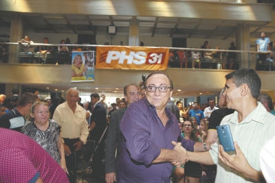 Deputado Tin Gomes quando chegava ao auditório da Assembleia Legislativa, manhã de ontem, para o lançamento do seu nome