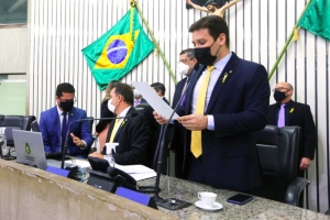 Votação, durante a sessão plenária realizada de forma presencial e remota