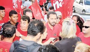 Elmano de Freitas chega para o seu evento de campanha no dia de ontem uma carreata, no fim da tarde, saindo das proximidades da Câmara Municipal de Fortaleza, ao lado de vários apoiadores 