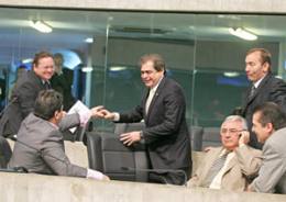 Deputado José Albuquerque, presidente da AL, antes da medida anunciada, conversa com deputados no plenário da Assembleia 