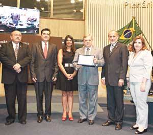 O ex-senador e ex-governador do Ceará, empresário Tasso Jereissati, recebeu a placa comemorativa entregue pelos deputados estaduais 