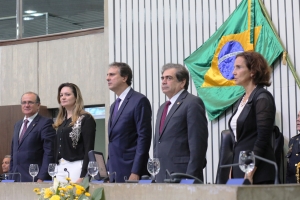 Camilo Santana apresenta mensagem governamental na Assembleia