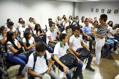 Assembleia recebe visita de alunos de escola do bairro Henrique Jorge