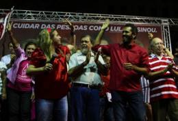 Prefeita Luizianne Lins cumprimenta o candidato Elmano de Freitas, durante pronunciamentos na Praça do Ferreira