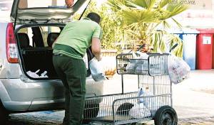 Clientes de supermercados da Capital costumam usar sacos plásticos