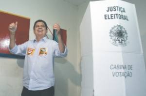 Mauro Filho, dos candidatos a cargo majoritário, foi o último a votar. Antes, ele acompanhou Camilo Santana, que votou no Cariri, em Barbalha