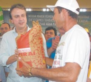 O governador fez a entrega de sementes do Projeto Hora de Plantar e de cartas de crédito para convênios com associações de agricultores