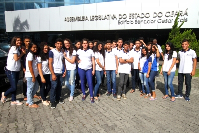 Estudantes da Escola de Ensino Médio e Tempo Integral Irapuan Cavalcante Pinheiro