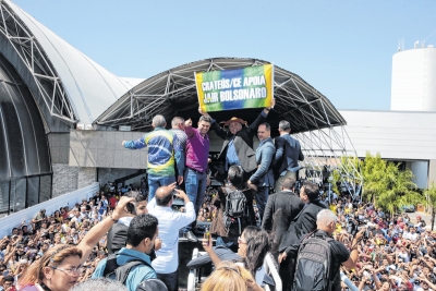 No Aeroporto Pinto Martins, no fim da manhã de ontem, com chapéu de coro e a faixa sobre o apoio de Crateús, o pré-candidato do PSL, Jair Bolsonaro, teve o seu primeiro contato com os cearenses nesta visita ao Estado 