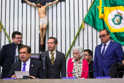 Presidente da Assembleia Legislativa, deputado Zezinho Albuquerque, e outros parlamentares recebem a jornalista Adísia Sá