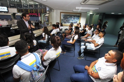 Alunos da Escola de Educação de Tempo Integral Major Assis Nepomuceno participam do projeto O Parlamento e sua História