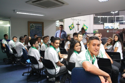 Alunos da Escola de Ensino Fundamental e Médio de Tempo Integral Estado do Amazonas