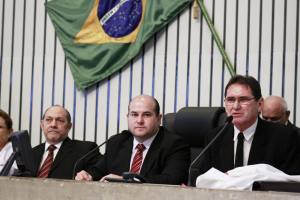 AL debate mobilização de médicos contra MP de redução salarial